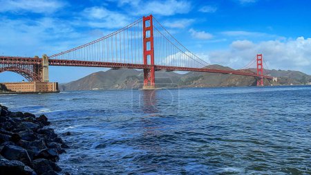 Foto de El Puente Golden Gate visto y disfrutado sobre la bahía de la ciudad de San Francisco, Estados Unidos. Puente emblemático del estado estadounidense de California. Concepto de San Francisco. - Imagen libre de derechos