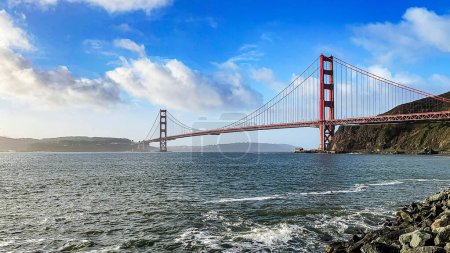 Téléchargez les photos : Le Golden Gate Bridge vu de la baie et le musée de la découverte et la plate-forme d'observation à San Francisco, États-Unis. Pont emblématique de l'État américain de Californie. Concept de San Francisco. - en image libre de droit