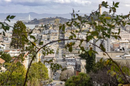 Téléchargez les photos : Lombard Street est la rue peu pratique pleine de pentes raides. Situé entre Hyde et Leavenworth à San Francisco, connu comme la rue la plus raide de Californie, États-Unis. Concept Amérique. - en image libre de droit