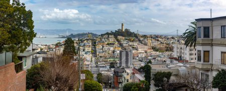Téléchargez les photos : Vue panoramique de Lombard Street qui est une rue de San Francisco, Californie, États-Unis. Rue raide avec de nombreuses pentes et collines californiennes. Concept Amérique. - en image libre de droit