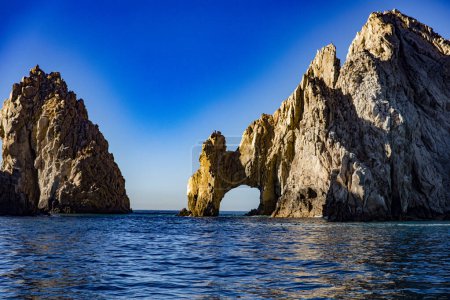 Foto de El Arco del Cabo San Lucas es una formación rocosa muy famosa y conocida por ser donde el Mar de Cortés se encuentra con el Océano Pacífico, en el estado de Baja California Sur, México. Concepto de arco. - Imagen libre de derechos