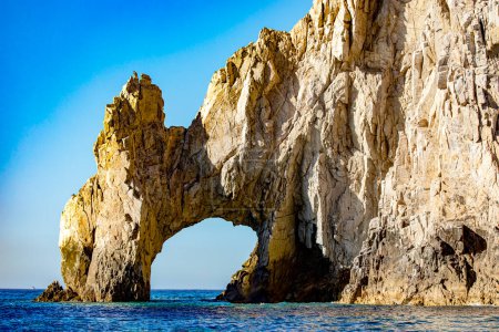 Foto de Foto del increíble arco del Cabo San Lucas, que es donde el Mar de Cortés se encuentra con el Océano Pacífico, en el estado de Baja California Sur, México. Concepto de arco. - Imagen libre de derechos