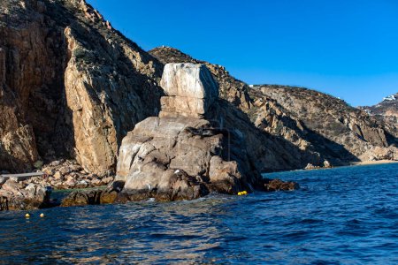Téléchargez les photos : Le célèbre rocher pélican de la célèbre mer de Cortez sur la côte mexicaine du cap Saint-Luc au Mexique sous le soleil, c'est un îlot au milieu de la baie mexicaine. - en image libre de droit