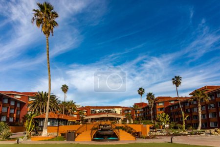 Foto de Hermoso resort en Puerto Nuevo a pocos kilómetros de Rosarito en la Baja California de México, este es un lugar hermoso e ideal para vacaciones bajo un cielo azul. - Imagen libre de derechos