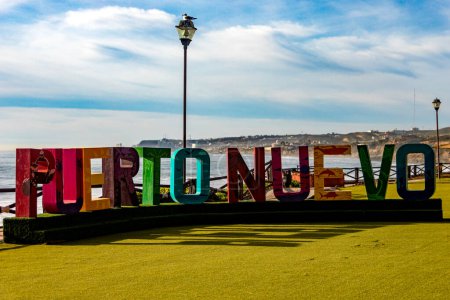 Foto de Puerto Nuevo, México; 10 de septiembre de 2023: Fotografía del letrero de la ciudad de Puerto Nuevo a orillas del Océano Pacífico, bajo el cálido sol de Baja California en México. - Imagen libre de derechos