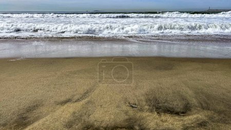 Foto de Olas del Océano Pacífico alcanzando la arena de una de las playas de Ensenada, en el estado de Baja California, México, un lugar muy concurrido visitado por los turistas. - Imagen libre de derechos