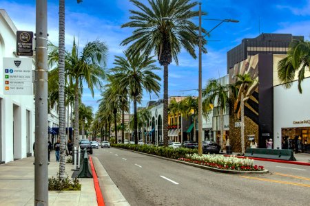 Foto de Los Ángeles, Estados Unidos de América; 15 de enero de 2023: Tiendas de lujo en la famosa calle Rodeo Drive, en la ciudad de Beverly Hills, que es una calle de altos ingresos. - Imagen libre de derechos