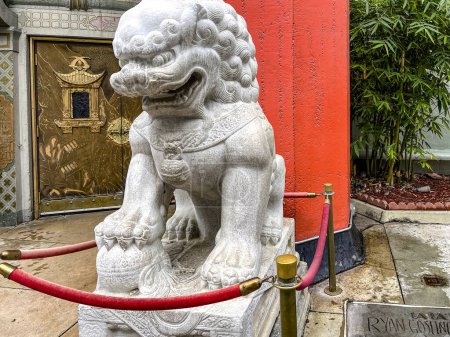 Téléchargez les photos : Los Angeles, Californie, États-Unis ; 15 janvier 2023 : Sculpture de lion ou dragon à la porte du théâtre chinois de Los Angeles, situé sur la promenade de la renommée qui est visitée quotidiennement. - en image libre de droit