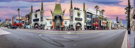Foto de Los Ángeles, California, Estados Unidos; 1 de octubre de 2023: Fotografía panorámica del famoso teatro chino en el paseo de la fama en la ciudad estrella de Los Ángeles en los Estados Unidos. - Imagen libre de derechos