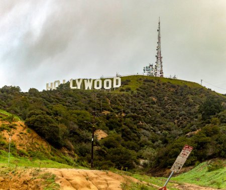 Foto de Enorme vista panorámica del cartel de Hollywood en la cima de la montaña de Los Ángeles, en el estado de California en los Estados Unidos de América, más conocido como LA. - Imagen libre de derechos