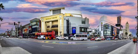 Foto de Los Ángeles, California, Estados Unidos; 1 de octubre de 2023: El Teatro Dolby donde se celebran los Óscar para presentar el premio a las estrellas de cine junto al paseo de la fama bajo un hermoso cielo naranja. - Imagen libre de derechos