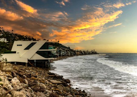 Téléchargez les photos : Maisons sur l'océan Pacifique dans la ville californienne de Malibu, à quelques kilomètres de Los Angeles dans l'État de Californie aux États-Unis d'Amérique. - en image libre de droit