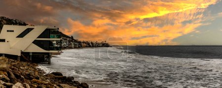 Large panoramic photograph of houses over the Pacific Ocean in the Californian town of Malibu, a few kilometers from Los Angeles in the state of California in the United States of America.