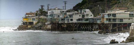 Téléchargez les photos : Belle rangée de maisons sur une falaise et une plage de l'océan Pacifique dans la ville de Malibu, à quelques kilomètres de Los Angeles dans l'État de Californie aux États-Unis d'Amérique. - en image libre de droit