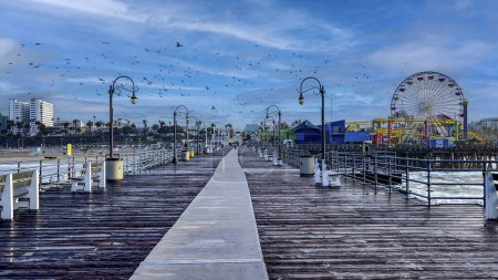 Foto de Paseo marítimo de madera del famoso muelle de Santa Mónica con su noria cerca de la ciudad de Los Ángeles en el estado de California en los Estados Unidos de América. - Imagen libre de derechos