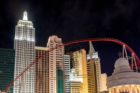 Foto de Las Vegas, Estados Unidos; 18 de enero de 2023: The New York-New York Hotel & Casino se encuentra en Las Vegas Boulevard, y es uno de los mejores, caracterizado por sus grandes edificios y montaña rusa.. - Imagen libre de derechos