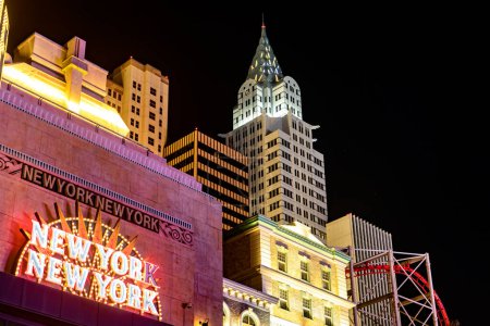 Foto de Las Vegas, Estados Unidos; 18 de enero de 2023: La Strip de Las Vegas con sus famosos hoteles como el casino de Nueva York, que se encuentra en la Gran Manzana con sus edificios y la Estatua de la Libertad. - Imagen libre de derechos