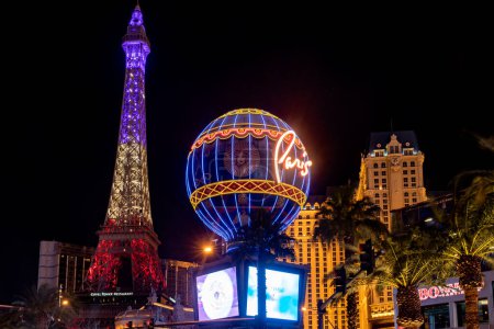 Foto de Las Vegas, Estados Unidos; 18 de enero de 2023: Fotografía del hotel y casino París Las Vegas con su famoso globo aerostático y la torre eiffel de Francia, que es el casino inspirado en la cultura francesa. - Imagen libre de derechos