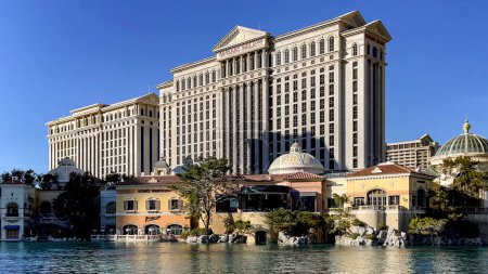 Foto de Las Vegas, Estados Unidos; 23 de octubre de 2023: El espectacular hotel y casino Caesars Palace en la Strip de Las Vegas, que es la calle más famosa de Sin City. - Imagen libre de derechos
