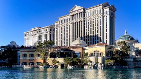 Foto de Las Vegas, Estados Unidos; 25 de octubre de 2023; El increíble hotel, casino y resort Caesars Palace, con el lago Bellagio en medio del Strip de Las Vegas. - Imagen libre de derechos