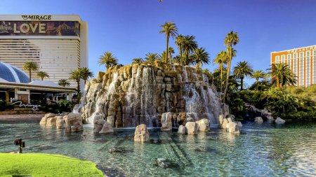 Foto de Las Vegas, Estados Unidos; 25 de octubre de 2023; Hermosa imagen del increíble hotel, casino y resort The Mirage, con su fabuloso volcán, este es un lugar muy conocido en el Strip de Las Vegas. - Imagen libre de derechos