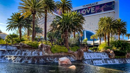 Foto de Las Vegas, Estados Unidos; 25 de octubre de 2023: El increíble lago en el hotel, casino y resort The Mirage, donde se encuentra el fabuloso volcán en medio del Strip de Las Vegas. - Imagen libre de derechos