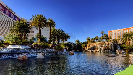 Foto de Las Vegas, Estados Unidos; 25 de octubre de 2023; El increíble lago en el hotel, casino y resort The Mirage, donde se encuentra el fabuloso volcán, es un lugar muy conocido en el Strip de Las Vegas.. - Imagen libre de derechos