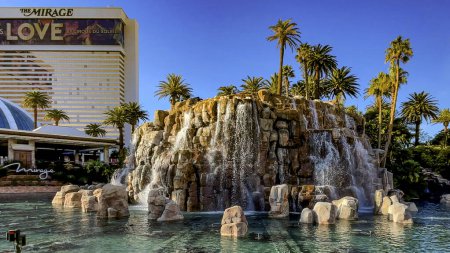 Foto de Las Vegas, Estados Unidos; 25 de octubre de 2023; El increíble hotel, casino y resort The Mirage, con su fabuloso volcán, es un hito conocido en el Strip de Las Vegas.. - Imagen libre de derechos