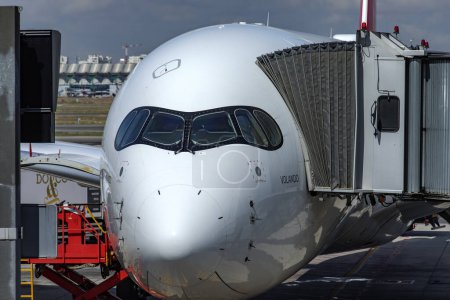 Téléchargez les photos : Madrid, Espagne ; 31 mai 2023 : Photo de l'Airbus A350-900, un avion à fuselage large de nouvelle génération de la compagnie aérienne espagnole Iberia, stationné et embarqué pour le décollage de l'aéroport de Madrid Barajas. - en image libre de droit