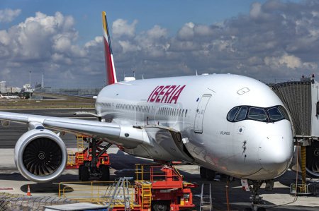 Téléchargez les photos : Madrid, Espagne : 31 mai 2023 : Un Airbus Iberia A350-900, un grand avion à fuselage large de nouvelle génération idéal pour les voyages à longue distance, stationné et prêt à décoller et à commencer un voyage. - en image libre de droit