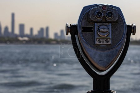 Foto de Foto de un prisma y punto de vista del horizonte de Nueva York (Estados Unidos), desde Liberty Island, un lugar ideal para observar y disfrutar panorámicamente de la Gran Manzana. - Imagen libre de derechos