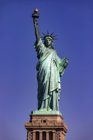 Téléchargez les photos : New York, USA ; 1er juin 2023 : Photographie verticale de la célèbre Statue de la Liberté dans la Grosse Pomme, un monument connu sous le nom de Dame de New York. - en image libre de droit