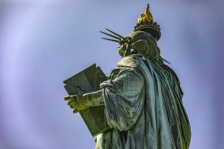 Téléchargez les photos : New York ; États-Unis ; 1er juin 2023 : La Dame de la Grosse Pomme, mieux connue sous le nom de Statue de la Liberté de New York, au cœur de Manhattan. - en image libre de droit
