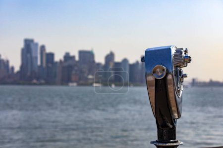 Foto de Observatorio con sus prismáticos para disfrutar del horizonte de Nueva York y los rascacielos de Manhattan, estos edificios de negocios caracterizan la Gran Manzana. - Imagen libre de derechos