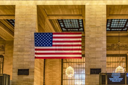 Foto de La bandera estadounidense de Grand Central Terminal Grand Central Terminal de Nueva York, ubicado en Midtown Manhattan en la Gran Manzana. - Imagen libre de derechos