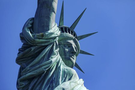 Foto de Nueva York, Estados Unidos; 1 de junio de 2023: La cabeza de la Estatua de la Libertad en Manhattan, símbolo de la democracia y la libertad en el mundo dado por Francia. - Imagen libre de derechos