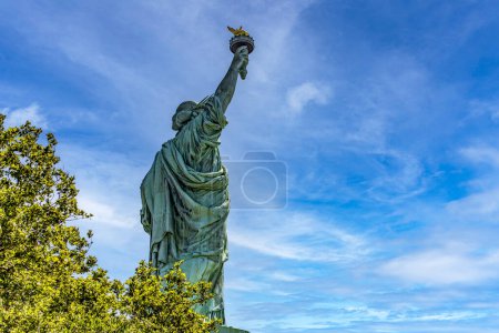 Foto de Estatua de la Libertad en Nueva York (Estados Unidos), en un caluroso y azulado día de la Gran Manzana, típico de Manhattan. - Imagen libre de derechos