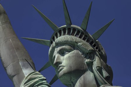 Foto de Maravillosa foto de la estatua de la libertad de la Gran Manzana y Nueva York (EEUU), símbolo de la ciudad de Manhattan y la democracia en el mundo. - Imagen libre de derechos