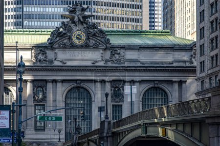 Foto de Nueva York, Estados Unidos; 1 de junio de 2023: Fachada de la entrada a la Grand Central Terminal en Manhattan, esta es la estación de tren de Manhattan y la Gran Manzana. - Imagen libre de derechos