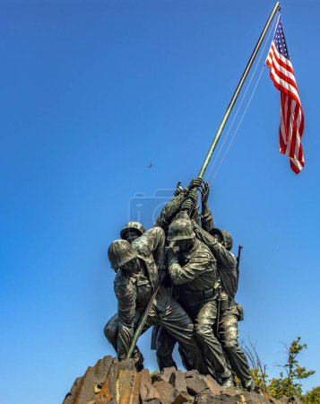 Téléchargez les photos : Washington DC, États-Unis ; 2 juin 2023 : Photo droite du United States Marine Corps Iwo Jima War Memorial à Arlington (Virginie), portant le drapeau. - en image libre de droit