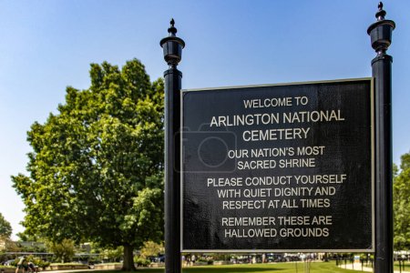 Téléchargez les photos : Washington DC, États-Unis ; 2 juin 2023 : Panneau d'entrée au cimetière national d'Arlington, le cimetière le plus célèbre du monde militaire. - en image libre de droit