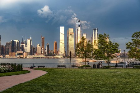 Téléchargez les photos : New York, États-Unis, 3 juin 2023 : La merveilleuse silhouette des gratte-ciel de Manhattan dans la merveilleuse Big Apple. - en image libre de droit