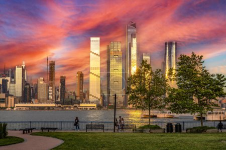 Téléchargez les photos : New York, États-Unis ; 3 juin 2023 : Vues depuis une terrasse d'observation de la Grosse Pomme au lever ou au coucher du soleil, où l'horizon de Manhattan est parfaitement visible. - en image libre de droit