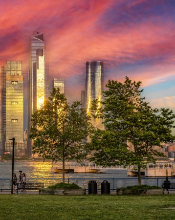 Téléchargez les photos : New York, États-Unis ; 3 juin 2023 : Photo verticale d'une plate-forme d'observation dans la Big Apple au lever ou au coucher du soleil, montrant l'horizon de Manhattan. - en image libre de droit