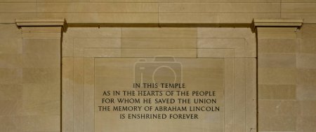 Der typische Satz des amerikanischen Präsidenten Abraham Lincoln im Tempel und Denkmal der National Mall in Washington DC, USA.