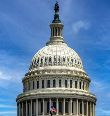 Die Kuppel der Hauptstadt der Vereinigten Staaten von Amerika unter blauem Himmel in Washington DC, der Bundeshauptstadt der USA.