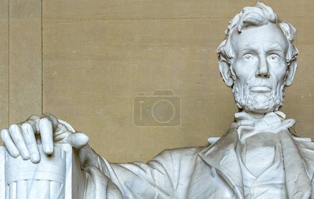 Ein Teil der weißen Marmorstatue von Abraham Lincoln in Georgia sitzt in seinem Sessel mit seinen Fußstützen, besser bekannt als Lincoln Memorial auf der National Mall in Washington DC, in der US-Hauptstadt.