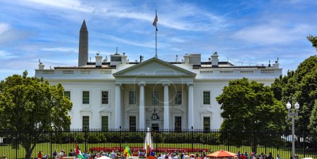 Foto de Washington DC, EE.UU.; 2 de junio de 2023: La residencia y el lugar de trabajo del presidente estadounidense, más conocido como la Casa Blanca, con el Obelisco de Washington en el fondo. - Imagen libre de derechos