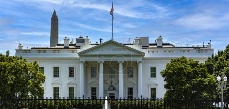 Foto de La Casa Blanca es la residencia del presidente estadounidense, con el Monumento a Washington en el fondo ubicado en Washington DC. - Imagen libre de derechos