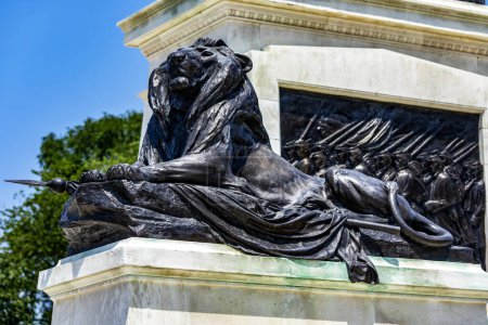 Téléchargez les photos : Washington DC, États-Unis ; 2 juin 2023 : Sculpture du lion devant la capitale des États-Unis d'Amérique, située à Washington DC qui est la capitale fédérale des États-Unis. - en image libre de droit